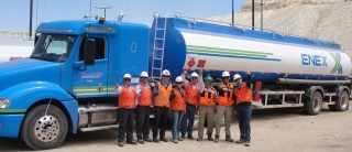 "Haciendo historia en
Caserones, el primer semirremolque de combustible en llegar a Mina a los
4.600 MSNM. Un gran equipo de trabajo ENEX - CASERONES - TRANSPORTES BRETTI
- KAUFMANN